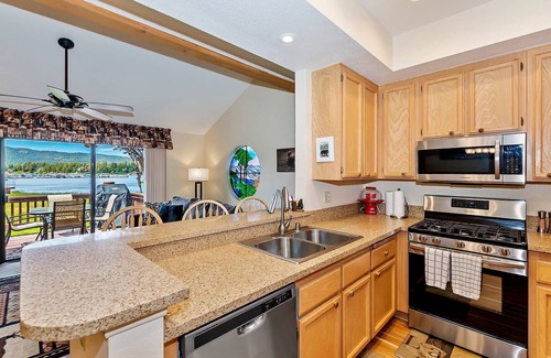 Big Bear Lake Condo | Big Bear Casa by Destination Big Bear : Amazing 3BR/2BA Lakefront Condo, WiFi, Outdoor Heated Spa, FREE Kayak/Bicycle Rental!