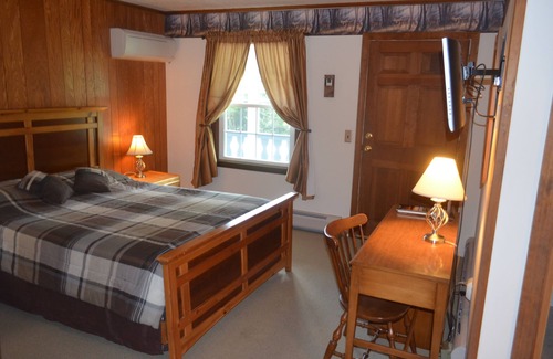 West Dover Bed & Breakfast | Big Bears Lodge
