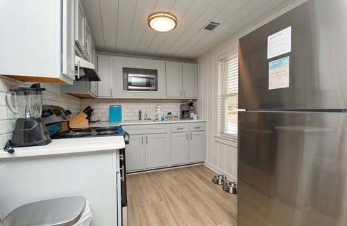 Crescent Beach Condo | Big Dog Friendly*1 blk to beach*Outdoor Shower