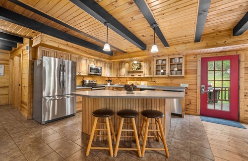 Logan Cabin | Big Pine Luxury Lodge-Master Bedroom En-Suite & Private Covered Deck-Hot Tub