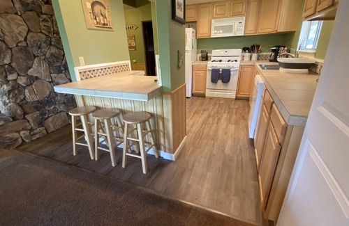 Cold Springs Cabin | Big Red Cabin 5 min drive to Pinecrest Dodge Ridge Starlink high speed internet