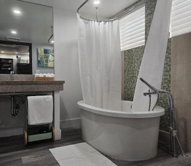 South Beach Apartment | Big studio with rooftop pool ocean view