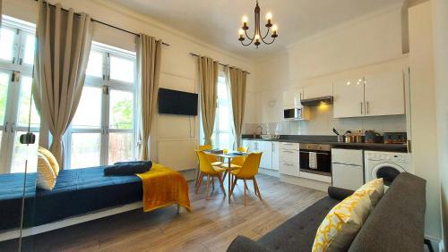 Somers Town Apartment | Big Studio with view to park in Camden Kings Cross