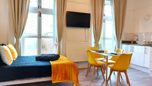 Somers Town Apartment | Big Studio with view to park in Camden Kings Cross