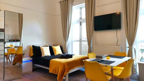 Somers Town Apartment | Big Studio with view to park in Camden Kings Cross