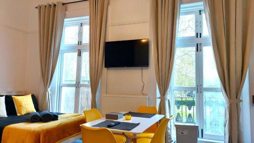 Somers Town Apartment | Big Studio with view to park in Camden Kings Cross