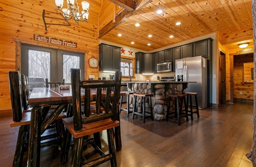 Helen Cabin | Big Timber Mountain Retreat w/Hot Tub