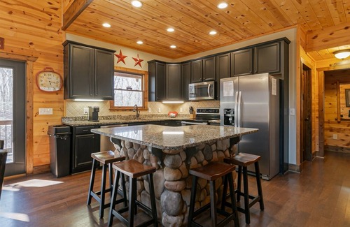 Helen Cabin | Big Timber Mountain Retreat w/Hot Tub