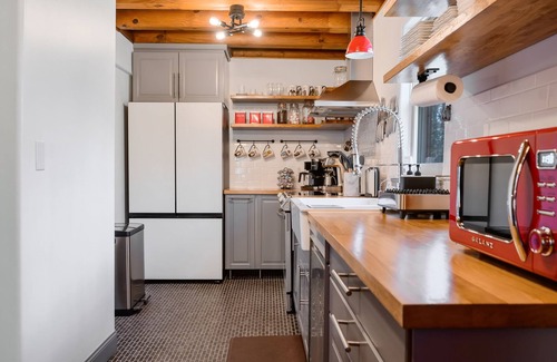 Raleigh Cabin | Big Warm Hug of a Cabin! Luxury Linens, Best Coffee Station for Miles