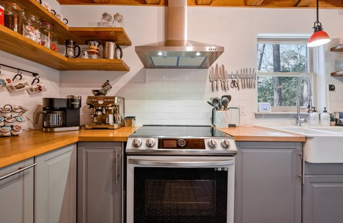 Raleigh Cabin | Big Warm Hug of a Cabin! Luxury Linens, Best Coffee Station for Miles