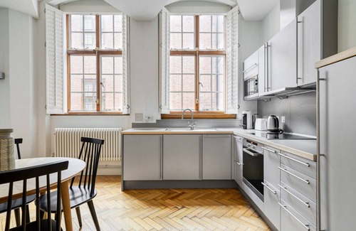 Castle Baynard Apartment | Big Windows City Apt wth High Ceiling nr Blackfriars stn, by Blueground