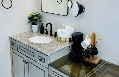 New London House | BigBear Lodge - Mt Sunapee/Hot Tub/Firepit - Family Friendly!