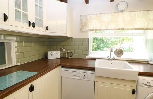 Eastgate Cottage | BILBERRY NOOK COTTAGE, pet friendly, with hot tub in Westgate