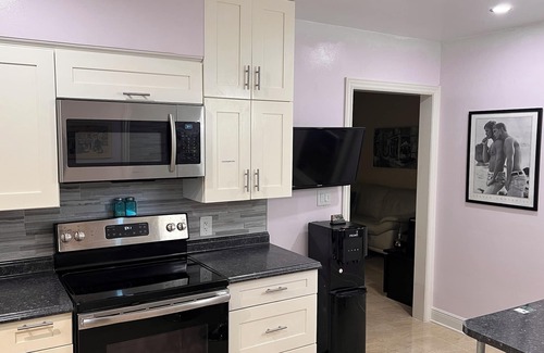 Wilton Manors House | Billy's Resort -Men only-Clothing optional-Secluded Bungalow