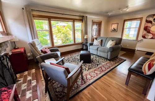 Seattle House | Birch Tree Cottage - 3 Bed 2 Bath Vacation home in Seattle