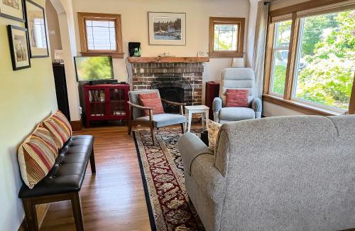Seattle House | Birch Tree Cottage - 3 Bed 2 Bath Vacation home in Seattle