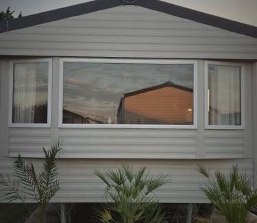 Isle of Thanet House | Birchington Vale Trieste - Sleeps 8, pet friendly & Family friendly