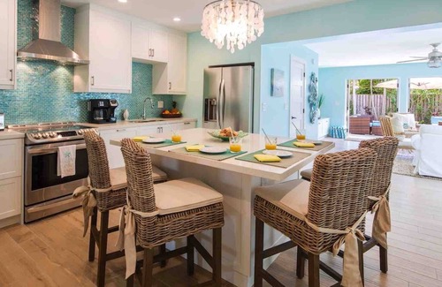 Midtown House | *BIRD of PARADISE* Elegant Home & Pool + LAST KEY SERVICES…