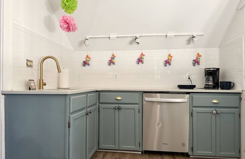 Evansville Apartment | Birthday Suite/1 BD/1BA Apt in Holiday House