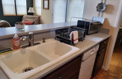 West Bishop House | Bishop, Entire-house, Elec Veh. Fast Charger. MONTHLY rental 25% Discount.