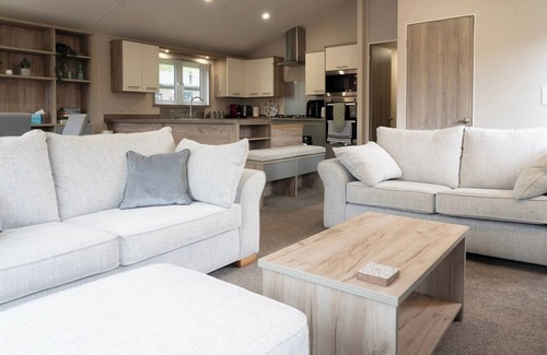 Tewitfield House | Bittern Lodge: 3BD Retreat in South Lakeland Park