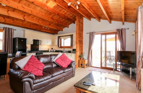 Tattershall Cottage | BITTERN LODGE, pet friendly in Tattershall Lakes Country Park