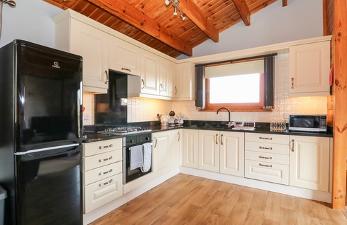 Tattershall Cottage | BITTERN LODGE, pet friendly in Tattershall Lakes Country Park