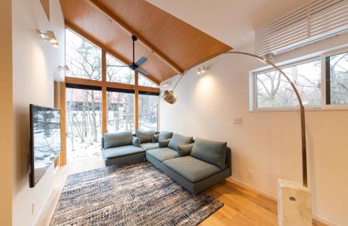 Echo Land Ski Chalet | Black Crane Chalet by Hakuba White Fox Company