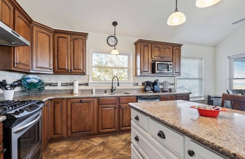 Lake Catherine House | Black Dog Lodge & Fishing Charter- Waterfront!