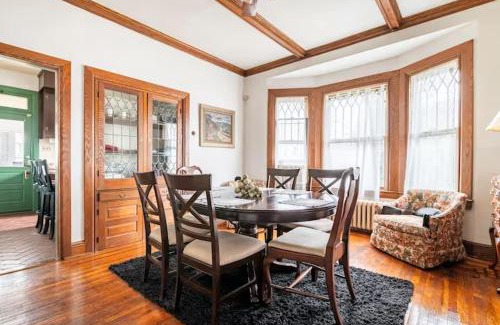 York House | Blackjack's Bungalow King Queen WD Full Kitchen Wifi Desk