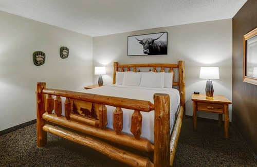 Peoria Hotel | Blend of Rustic Chic & Comfort Just off I-74 in Peoria, Free Parking | 2 Units