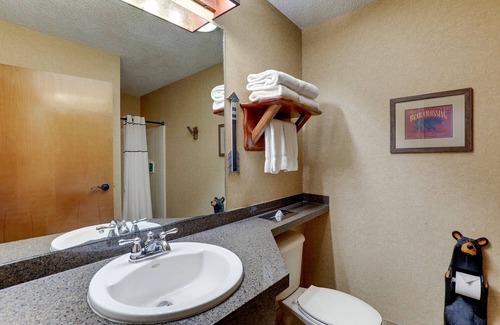 Peoria Hotel | Blend of Rustic Chic & Comfort Just off I-74 in Peoria, Free Parking | 2 Units
