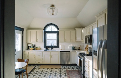 Downtown Des Moines House | Blending Luxury with Historic Elegance Steps from Downtown