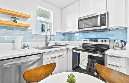 McCully - Moiliili Apartment | Blissful Honolulu Oasis: Renovated & Modern w/AC