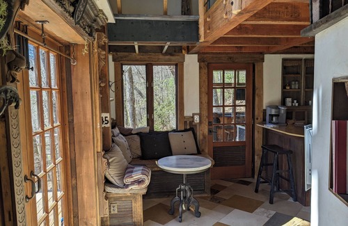 Cullowhee Cabin | Blue Ghost HostnSummer finale Autumn