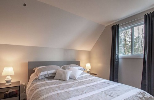 Irondale Cottage | Blue Haven - Beautiful Haliburton Cottage w/ Hot Tub, AC, Wi-Fi, Watercraft