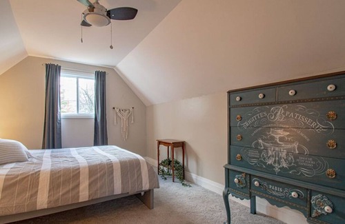 Irondale Cottage | Blue Haven - Beautiful Haliburton Cottage w/ Hot Tub, AC, Wi-Fi, Watercraft