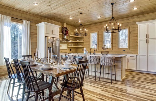 Gatlinburg - Pigeon Forge Cabin | Blue Heaven, Private Pool, Game Room, Hot Tub, Theater room, Pickleball Court!