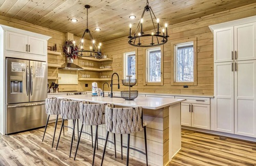 Gatlinburg - Pigeon Forge Cabin | Blue Heaven, Private Pool, Game Room, Hot Tub, Theater room, Pickleball Court!