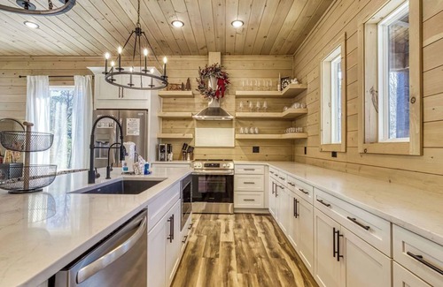 Gatlinburg - Pigeon Forge Cabin | Blue Heaven, Private Pool, Game Room, Hot Tub, Theater room, Pickleball Court!