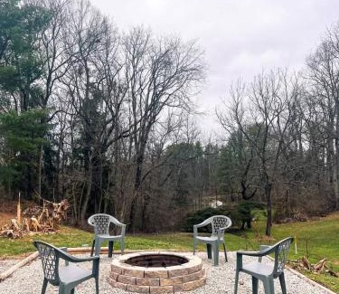 Logan House | Blue Heron Cottage with Game Room, Deck & Hot Tub