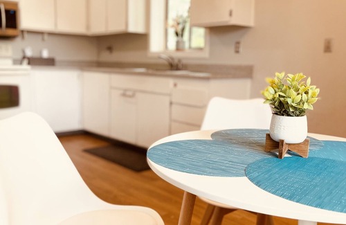 Lathrop House | Blue Oasis right off the Freeway I5!