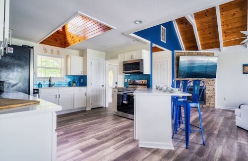 Morganton House | Blue Ridge Mountain Retreat | Sleeps 26 | Pool, Spa, Game Room | Family Reunions