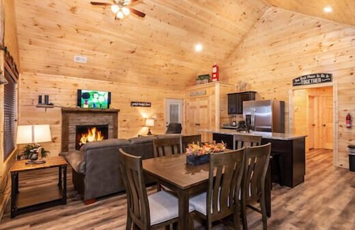 Pigeon Forge Resort | Blue Smoke View is a spacious ADA-friendly 3 bedroom cabin