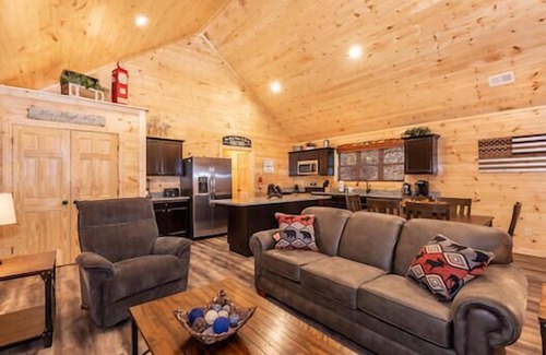 Pigeon Forge Resort | Blue Smoke View is a spacious ADA-friendly 3 bedroom cabin