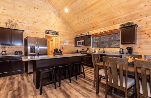 Pigeon Forge Resort | Blue Smoke View is a spacious ADA-friendly 3 bedroom cabin