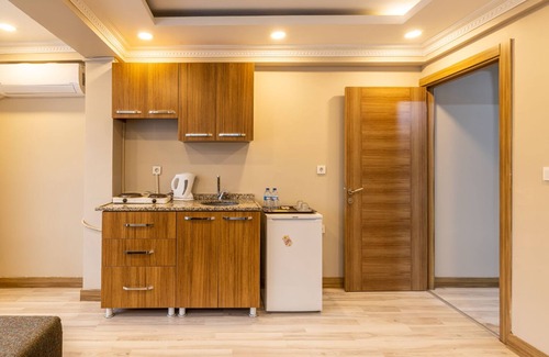 Sirinevler Mahallesi House | Blue Suit