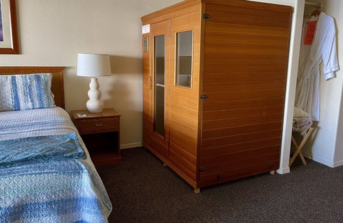 Shelter Cove Hotel | Blue Whale Oceanview Spa & Sauna Penthouse Suite