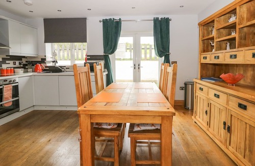 Newton in Furness Cottage | BLUEBELL COTTAGE, family friendly, with hot tub in Aldingham