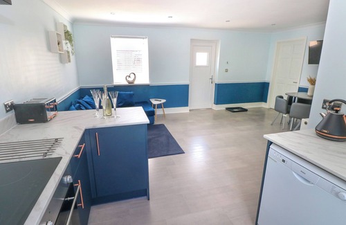 Nantgarw Cottage | BLUEBELL COTTAGE, family friendly, with a garden in Cardiff